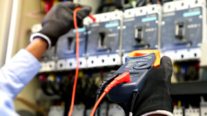 Projeto e construção de instalações elétricas industriais, comerciais e prediais.